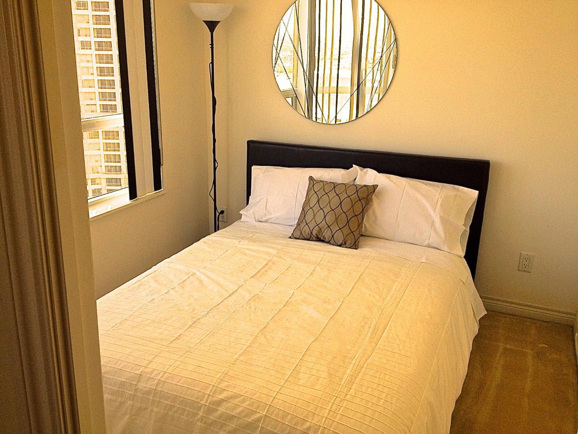 Royal Stays Furnished Apartments - Square One Mississauga Phòng bức ảnh