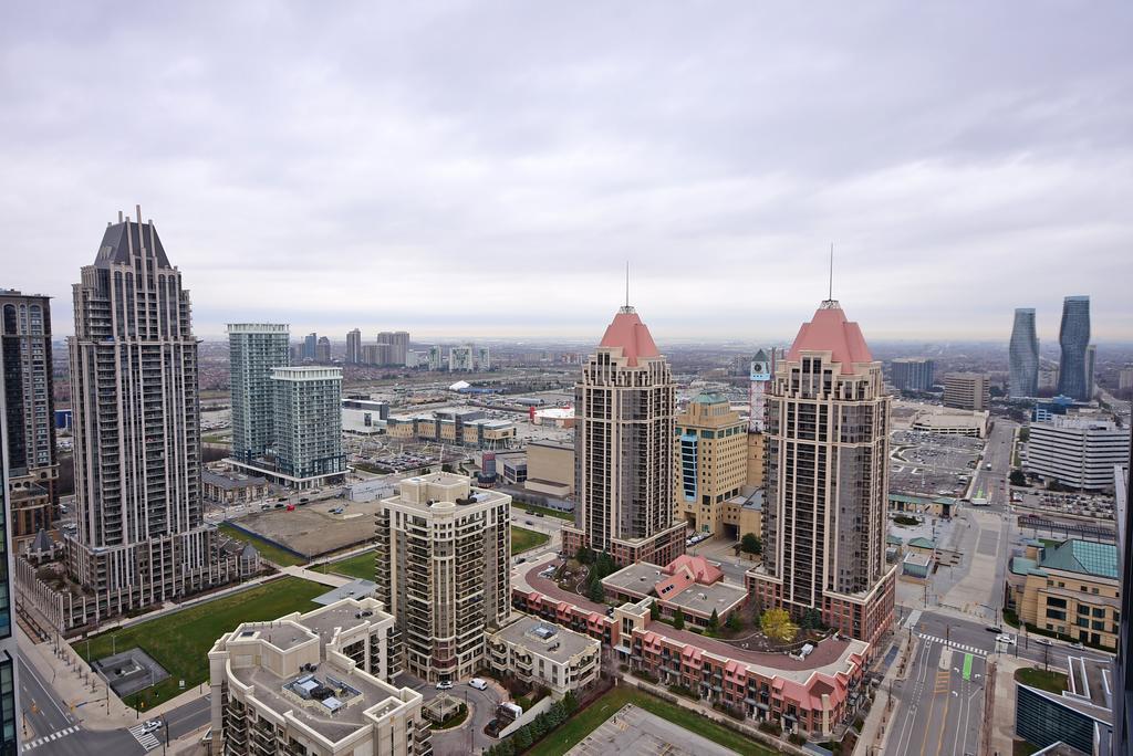 Royal Stays Furnished Apartments - Square One Mississauga Ngoại thất bức ảnh