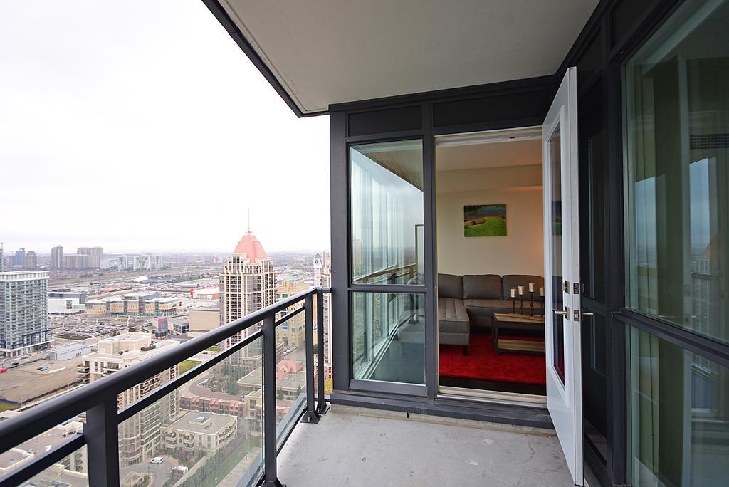 Royal Stays Furnished Apartments - Square One Mississauga Ngoại thất bức ảnh